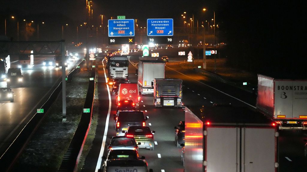 Foto: Stukjes beton vallen uit viaduct A28 bij Meppel, rijstrook afgesloten