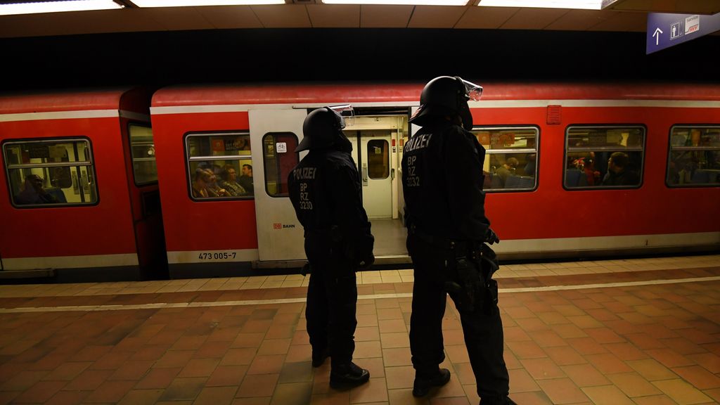 Foto: Twee doden na val voor metro Hamburg, politie onderzoekt mogelijke duw
