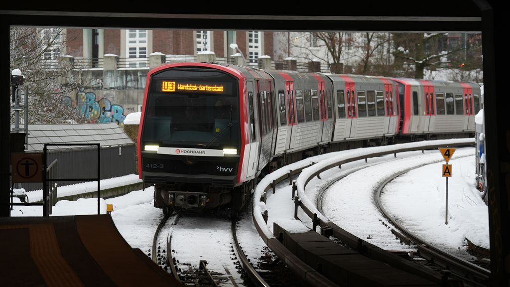 Foto: Twee doden na val voor metro Hamburg, politie onderzoekt mogelijke duw