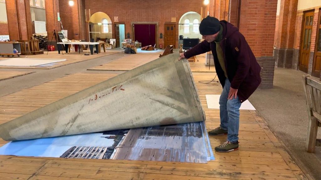 Foto: Vrijwilligers snijden doeken Panorama Walcheren los, kunstenaar woedend