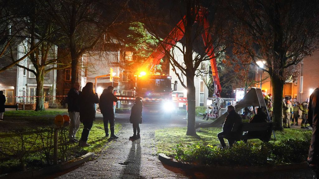 Foto: Woningbrand in Waalwijk, twee aanhoudingen