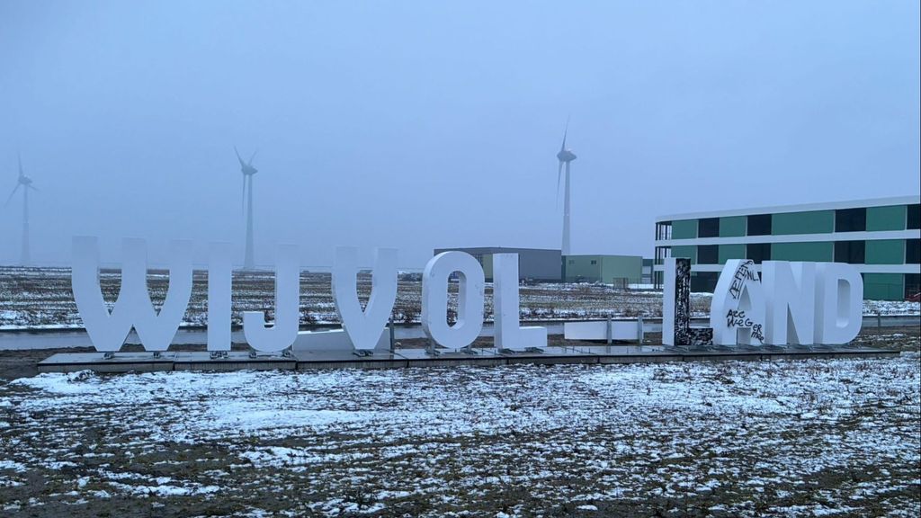Foto: 'Wij Flevoland'-letters bij Urk gebruikt voor leus tegen immigranten