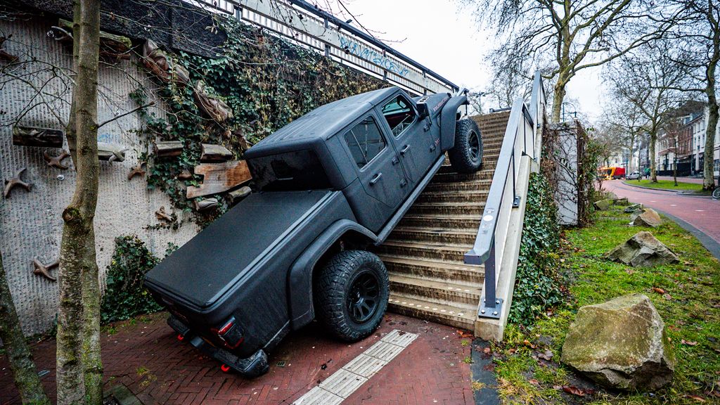 Pick-up truck rijdt zich vast op trap in Arnhem, bestuurder gaat ervandoor