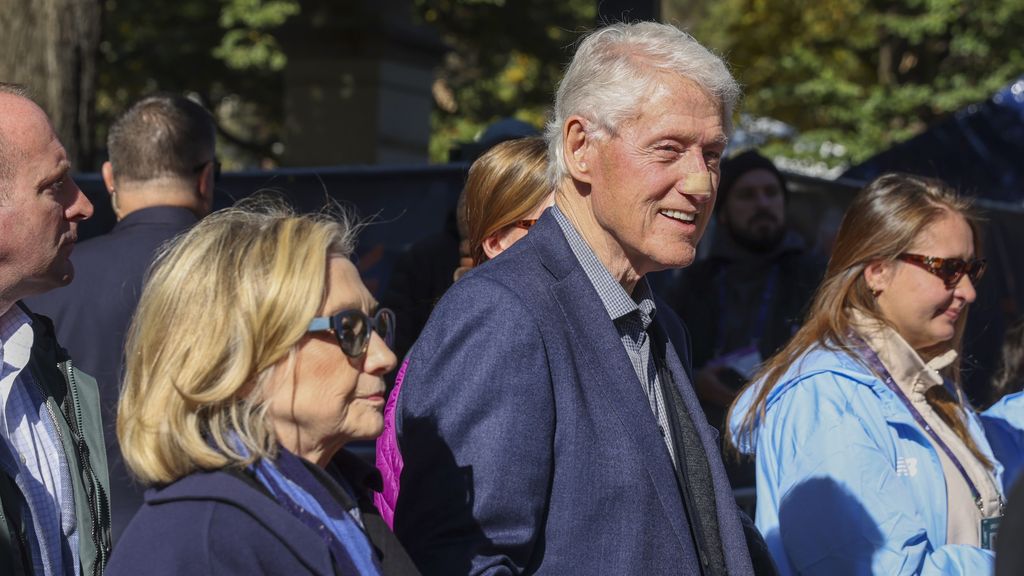 Foto: Clintons willen toch getuigen over Epstein