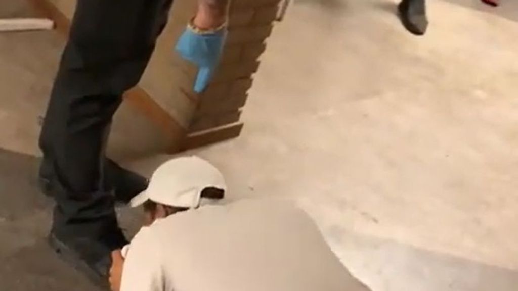 Foto: Beveiliger azc laat man schoenen kussen, beveiligingsbedrijf 'betreurt' incident