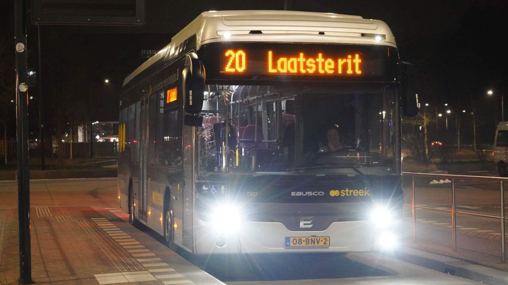 Foto: Code oranje in vijf provincies om ijzel: strooizout op, scholen later open