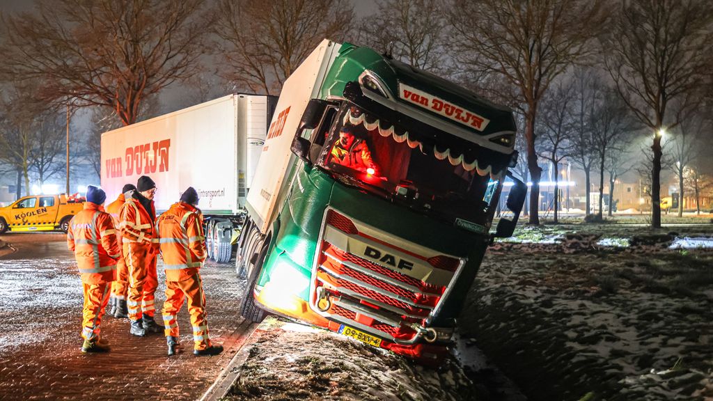Foto: Code rood om ijzel in Groningen, Friesland en Drenthe: 'Ga niet de weg op'