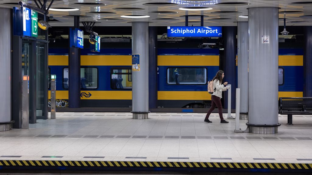 Foto: Geen treinverkeer rond Schiphol na kortsluiting in schakelkast
