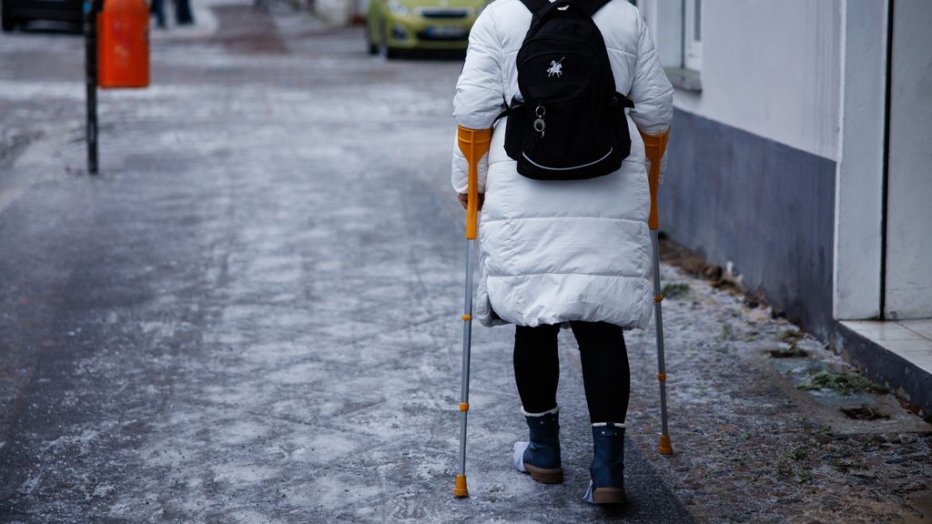 Foto: Berlijnse ziekenhuizen overbelast door gladheid, burgemeester onder vuur