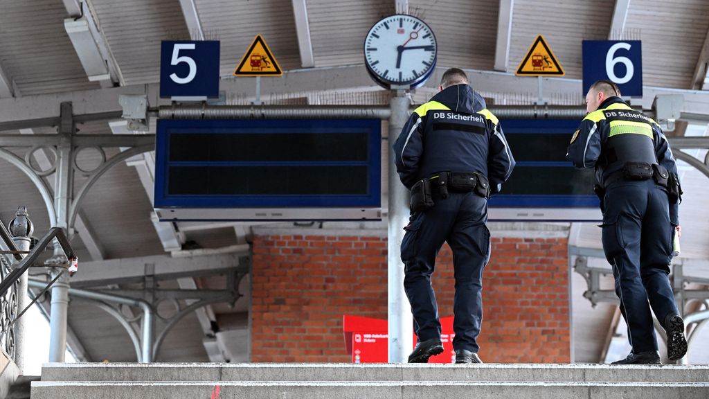 Foto: Duitse conducteur doodgeslagen, minuut stilte op stations