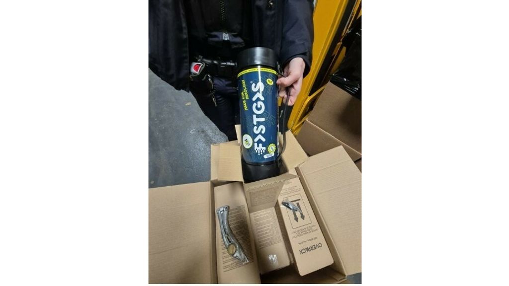 Foto: Ruim 900 lachgasflessen in beslag genomen in Heerhugowaard