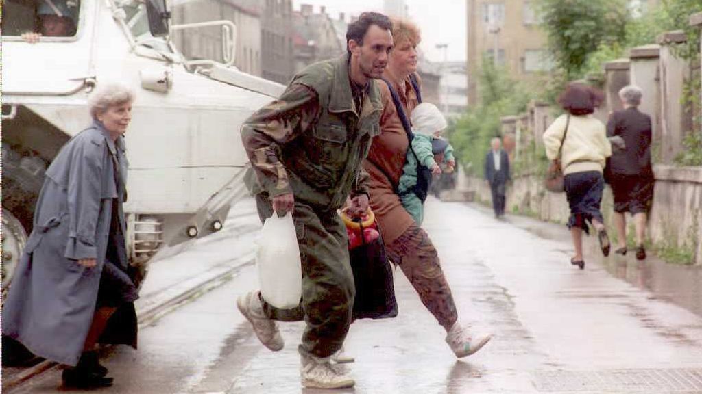 Foto: Arrestatie in Italië om 'voor de lol' schieten op burgers tijdens beleg van Sarajevo