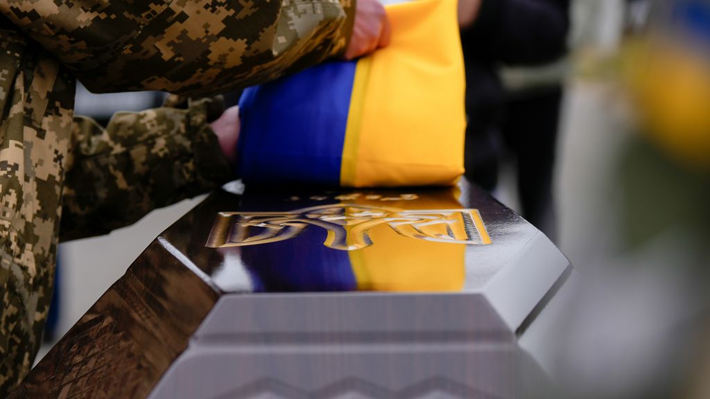 Foto: Oekraïense moeder wordt gebeld door dood gewaande zoon