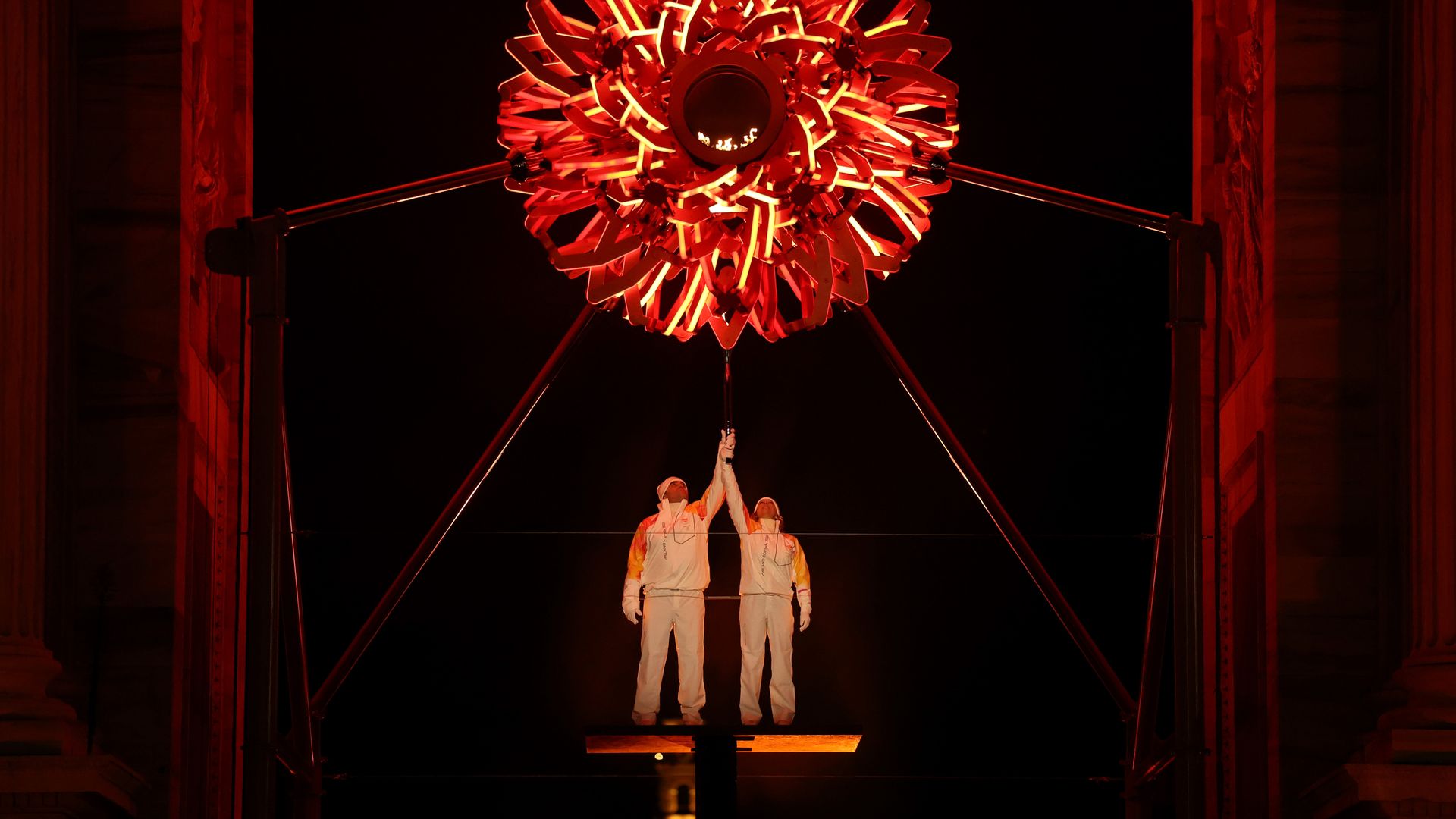 Winterspelen officieel geopend, Tomba en Compagnoni ontsteken olympische vlam