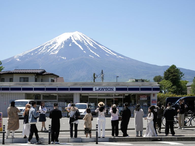 À Fujikawaguchiko, la population en avait assez des touristes voulant photographier le Mont Fuji.