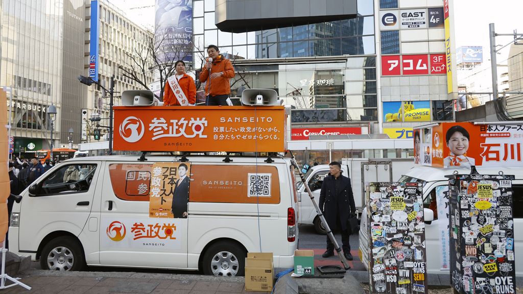 Le chef du parti Sanseito (à droite) fait campagne à Tokyo à l'approche des élections législatives.