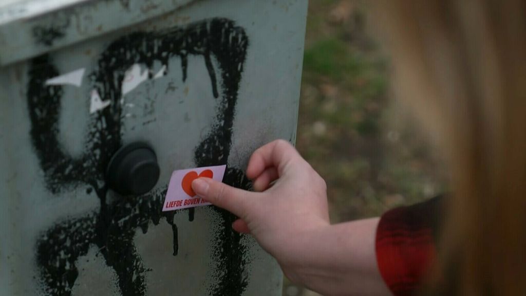 Hartjes plakken op hakenkruizen: Suzy pleit voor mildere toon in azc-discussie