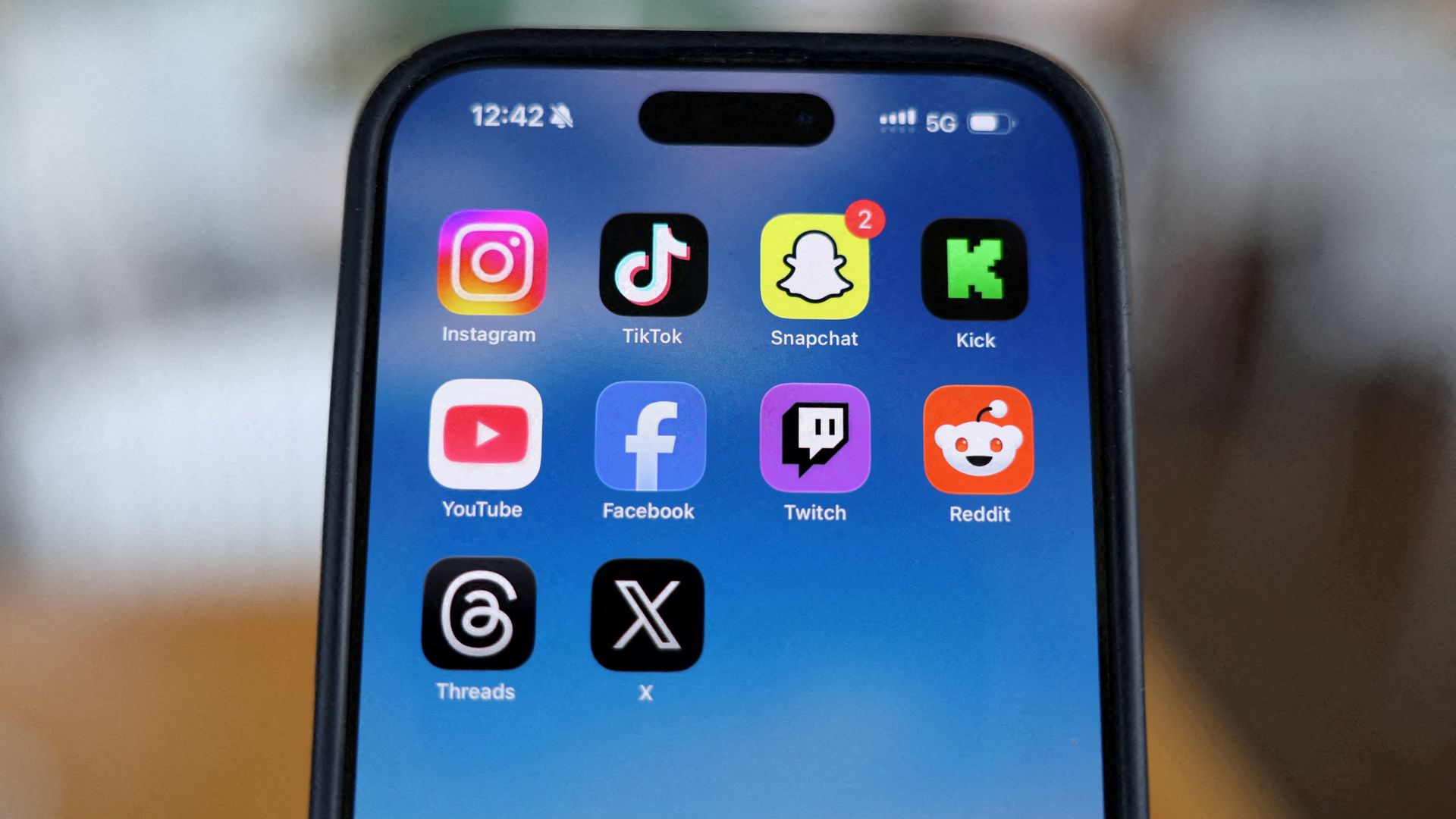 Gebruikers slepen Meta en Google voor de rechter om 'verslavende' apps