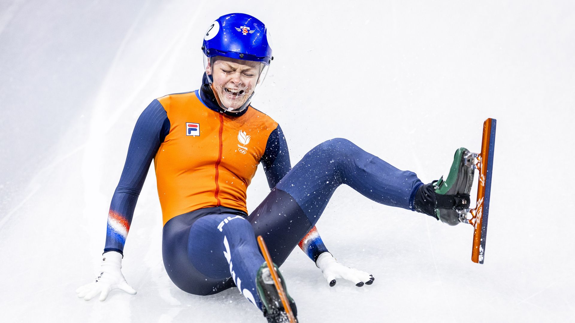 Val kost shorttrackers olympische finale gemengde aflossing, goud Italië