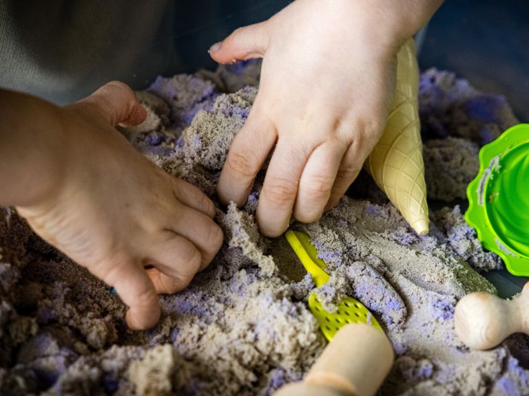 Kamerleden willen meer actie van kabinet tegen speelzand met asbest