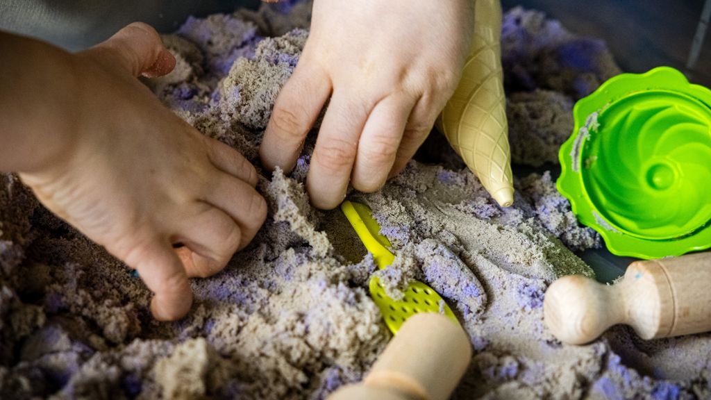 Foto: Kamerleden willen meer actie van kabinet tegen speelzand met asbest