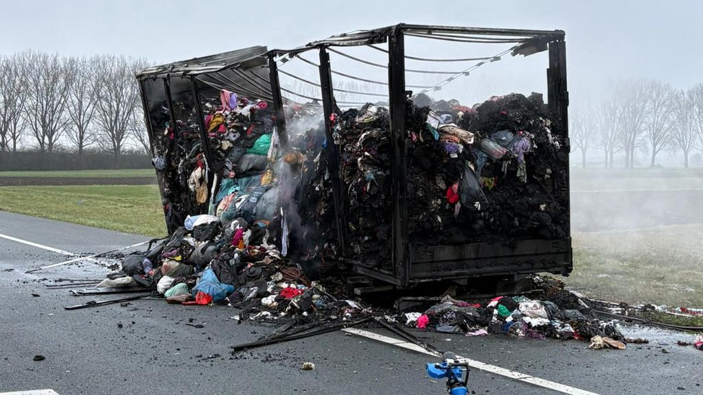 Foto: A59 bij Waalwijk nog uren dicht door uitgebrande aanhanger van vrachtwagen