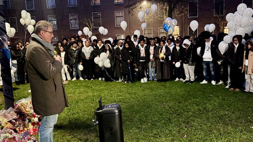 Foto: Honderden mensen bij stille tocht voor overleden Lugani (19) in Rotterdam