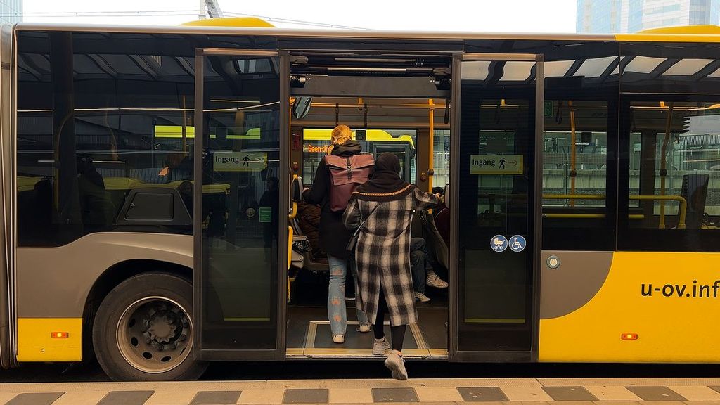 Foto: Man mishandelt buschauffeur omdat hij geen taxiservice krijgt