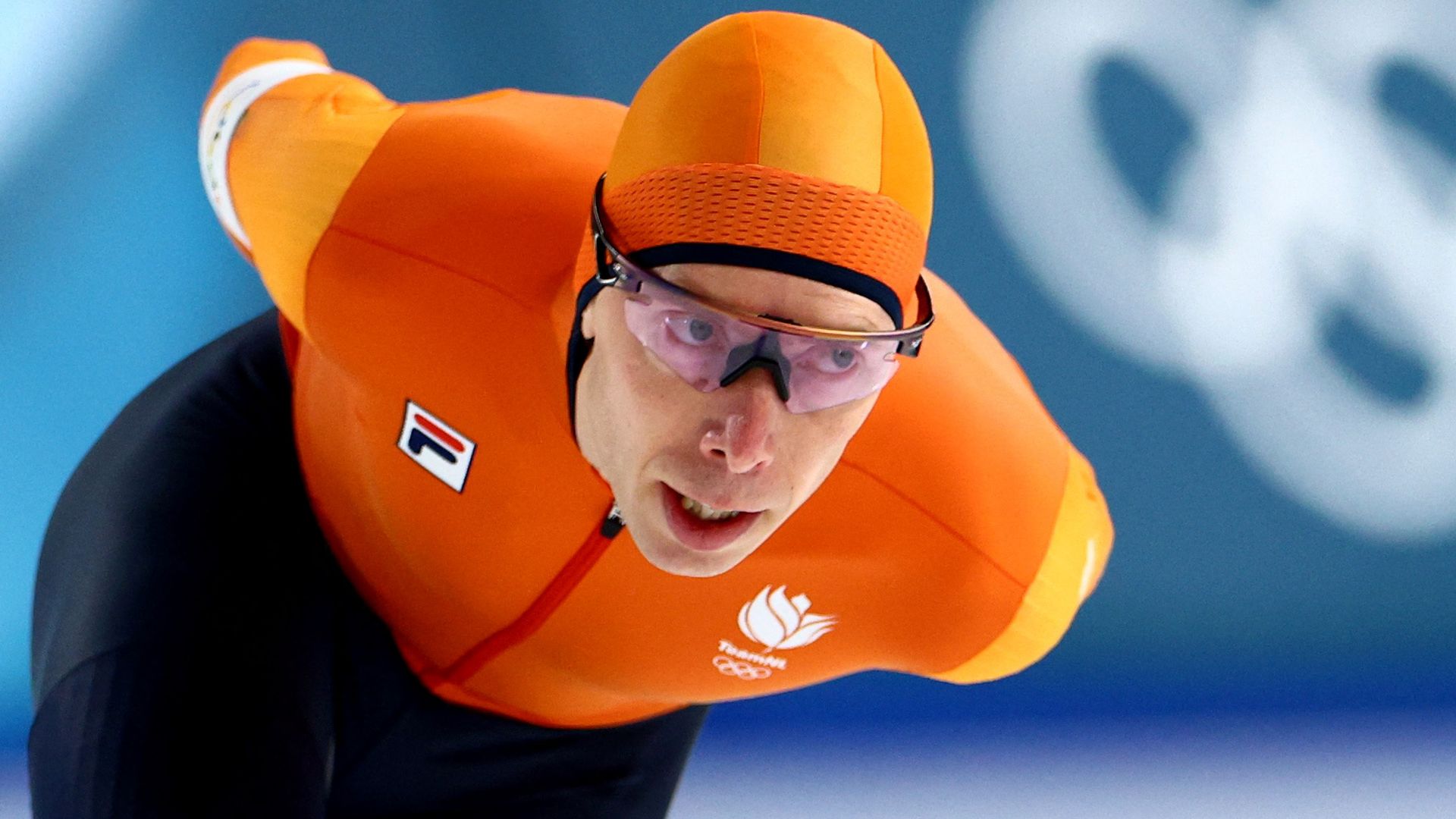 Bergsma derde op 10.000 meter met nog één rit te gaan • Jílek (19) leidt