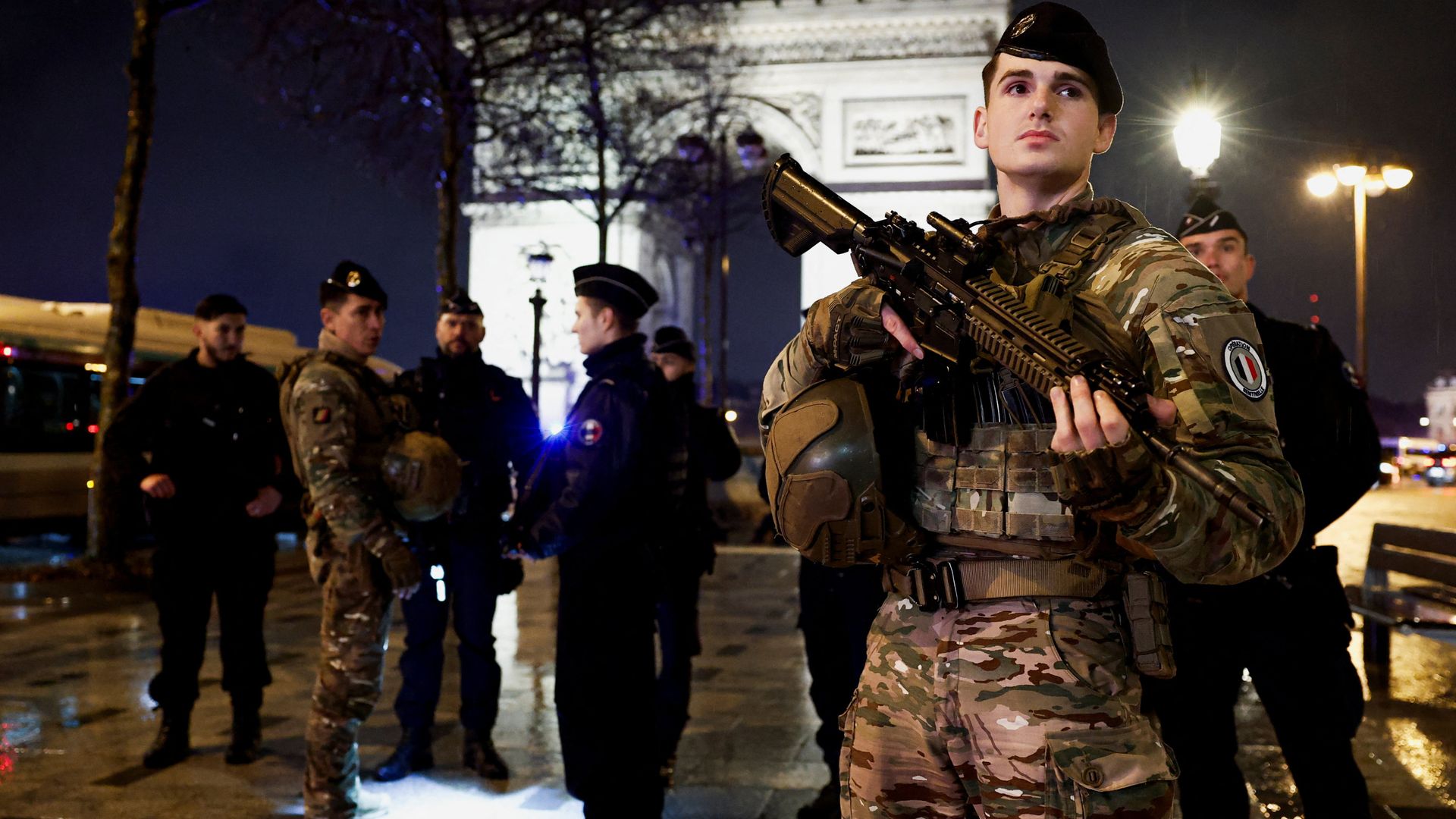 Franse politie schiet man dood die agent bedreigde met mes bij Arc de Triomphe