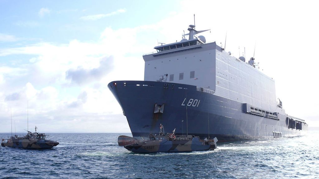 Foto: Marineschip De Witt naar poolgebied voor NAVO-oefening