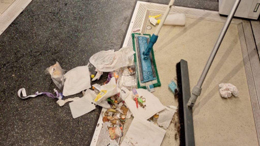 Foto: Puinhoop in de treinen door carnaval: 'Van braaksel tot blikken bier'