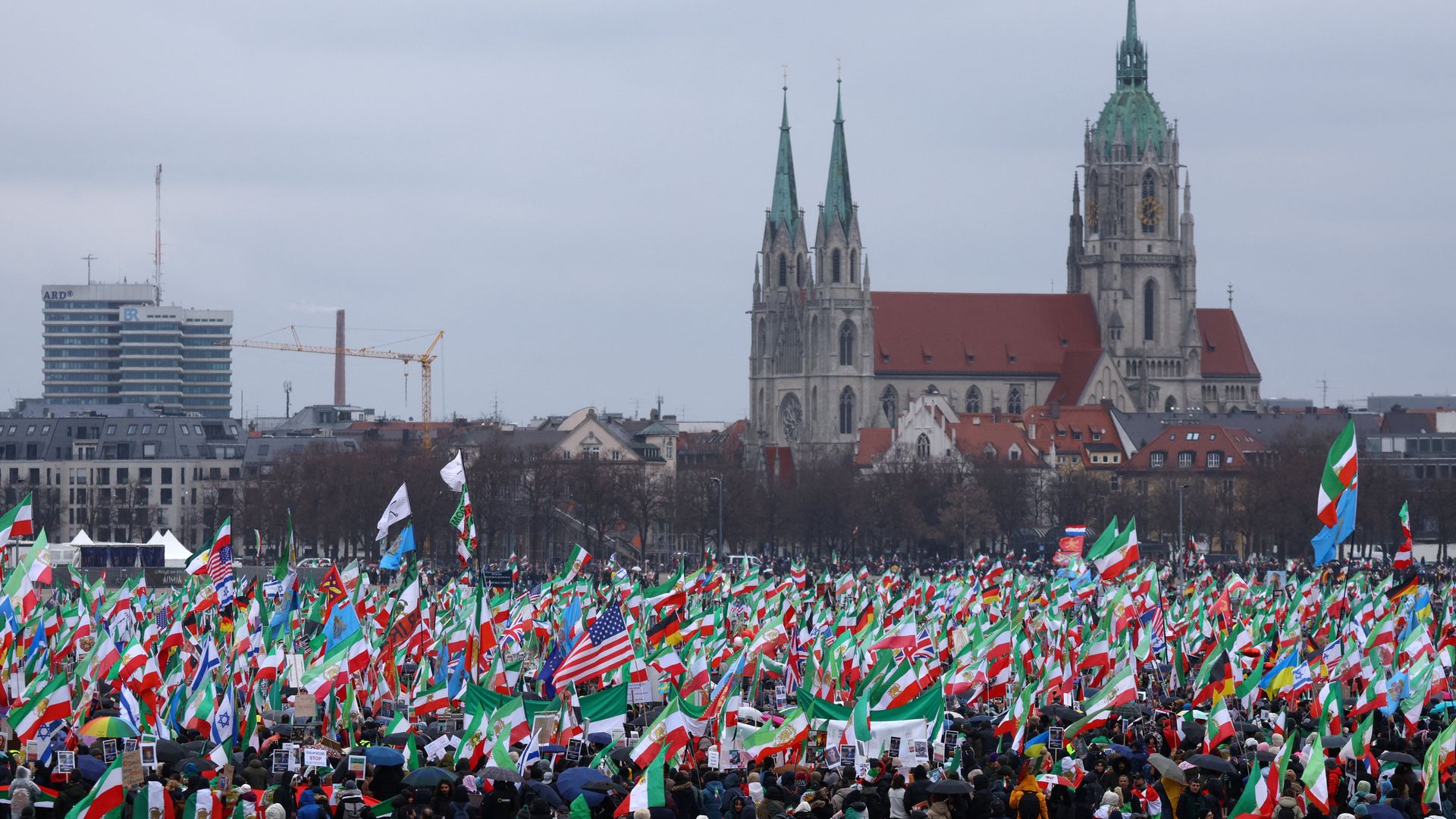 Honderdduizenden mensen demonstreren in München tegen Iraans regime