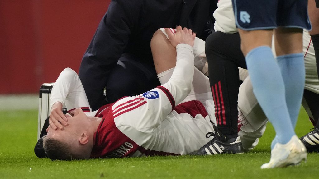 Ajax leidt al ruim tegen Fortuna (3-0) • Zintsjenko valt na drie minuten geblesseerd uit