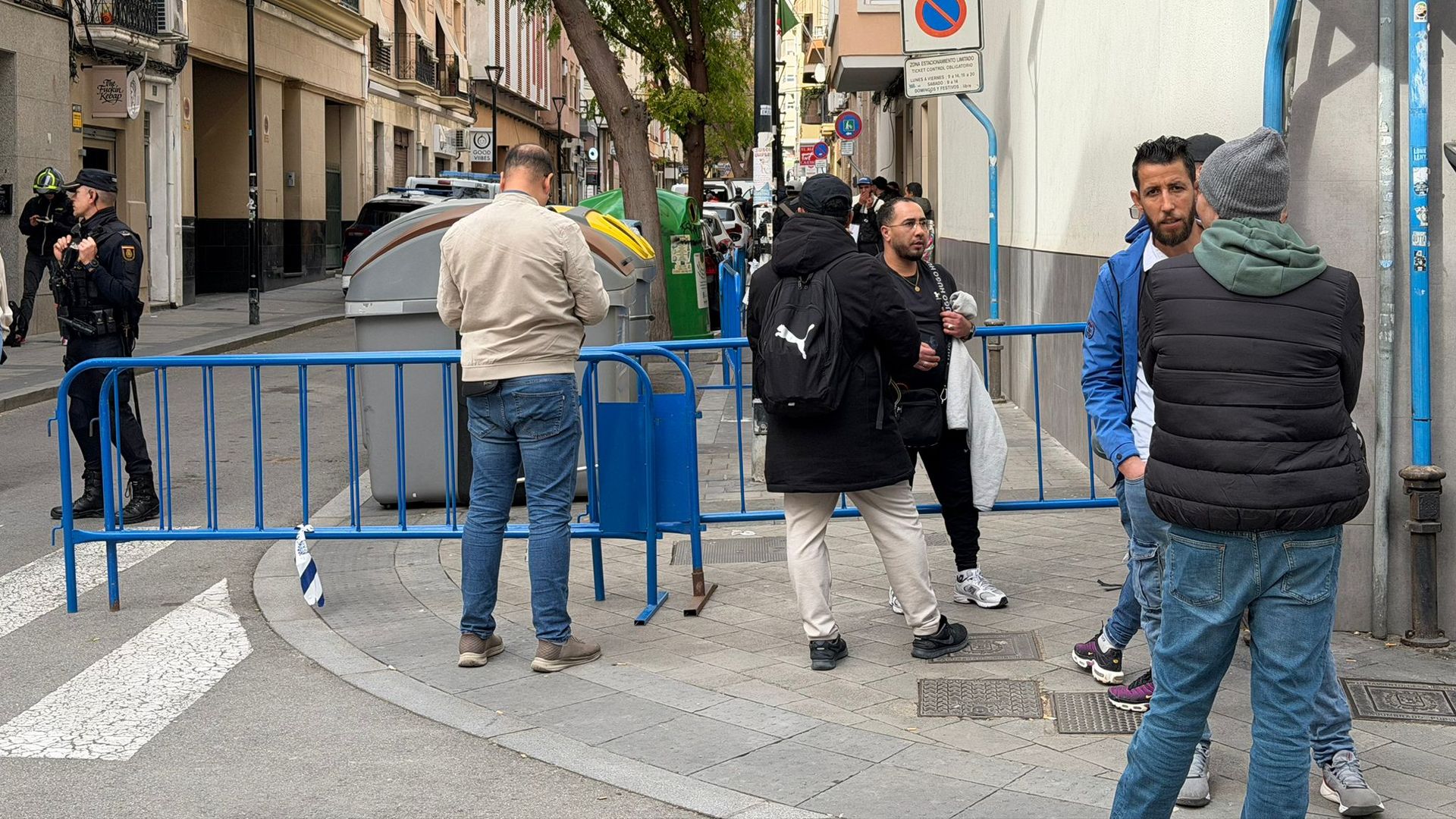 Migranten in de rij voor een legaal bestaan: Spanje start legalisatieproces