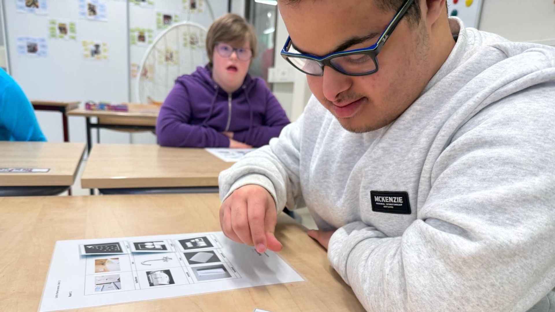 Geen passende lesmethodes in speciaal onderwijs: 16-jarigen leren uit boekjes groep 3
