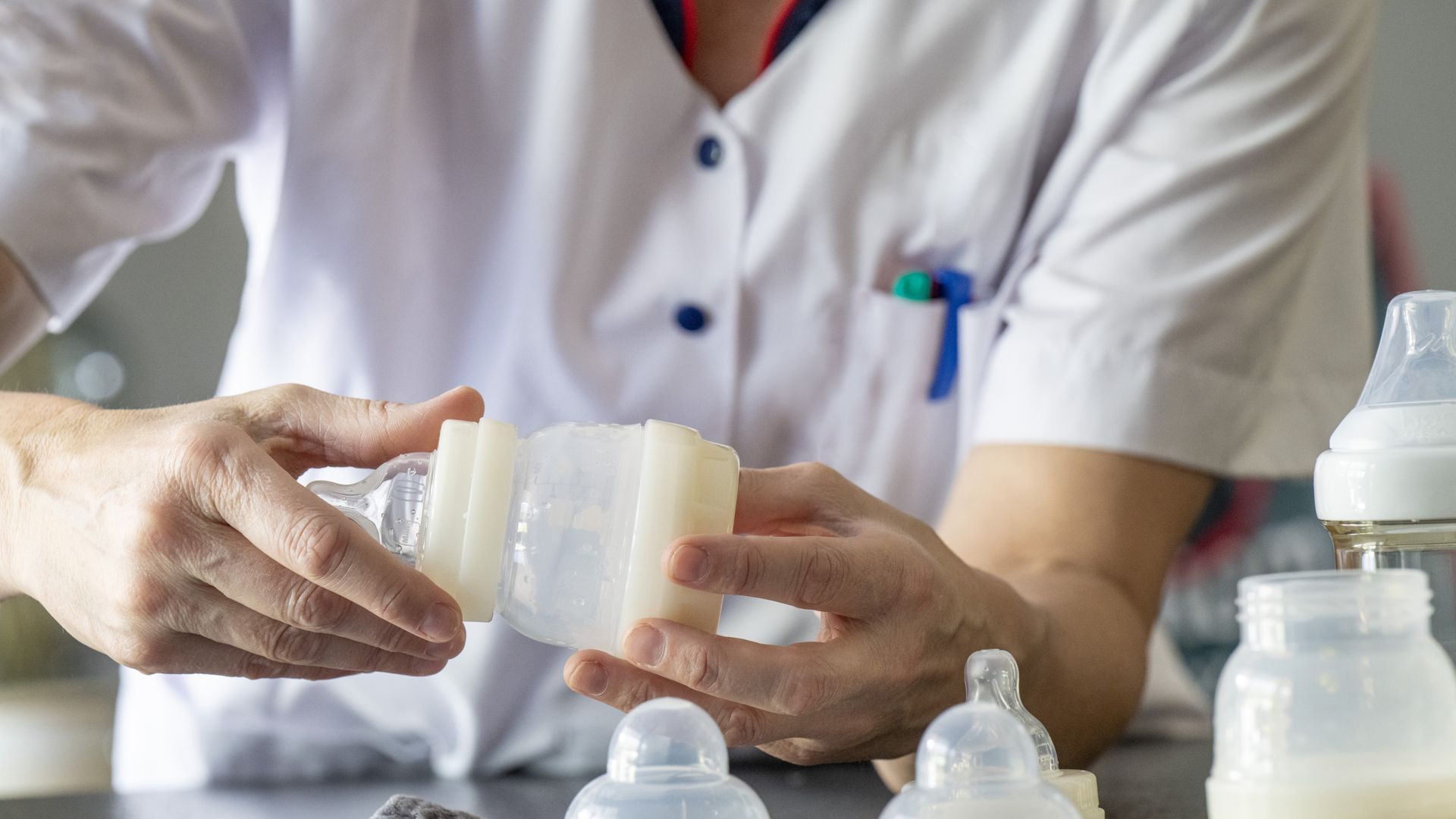 Kraamverzorgers zien geweld en drugs, maar melden nauwelijks bij Veilig Thuis