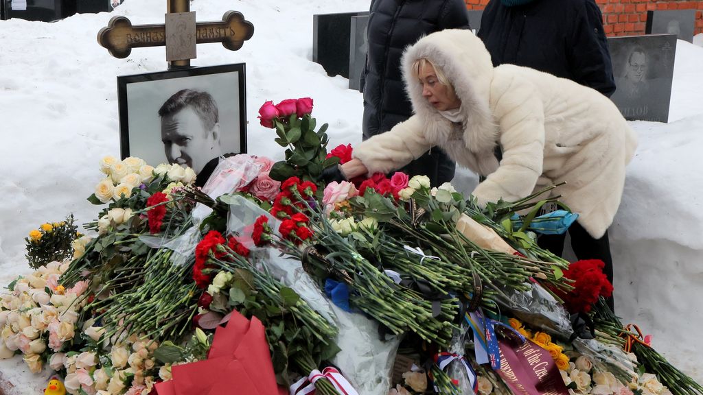 Foto: Moeder Navalny roept bij graf op tot gerechtigheid: 'Recht zal zegevieren' 