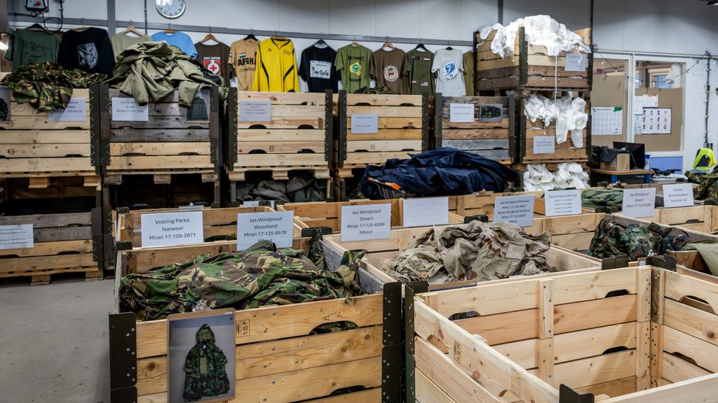 Foto: Legerbroeken en politiejacks gaan bij overheidsgebouwen de muur in