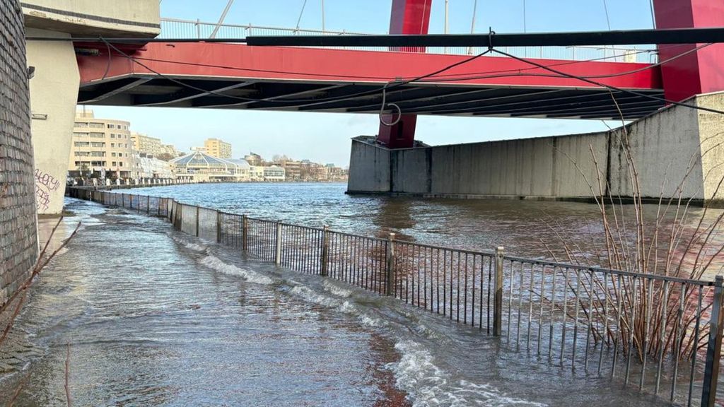 Foto: Ondergelopen kades door hoogwater in Rotterdam en Deventer