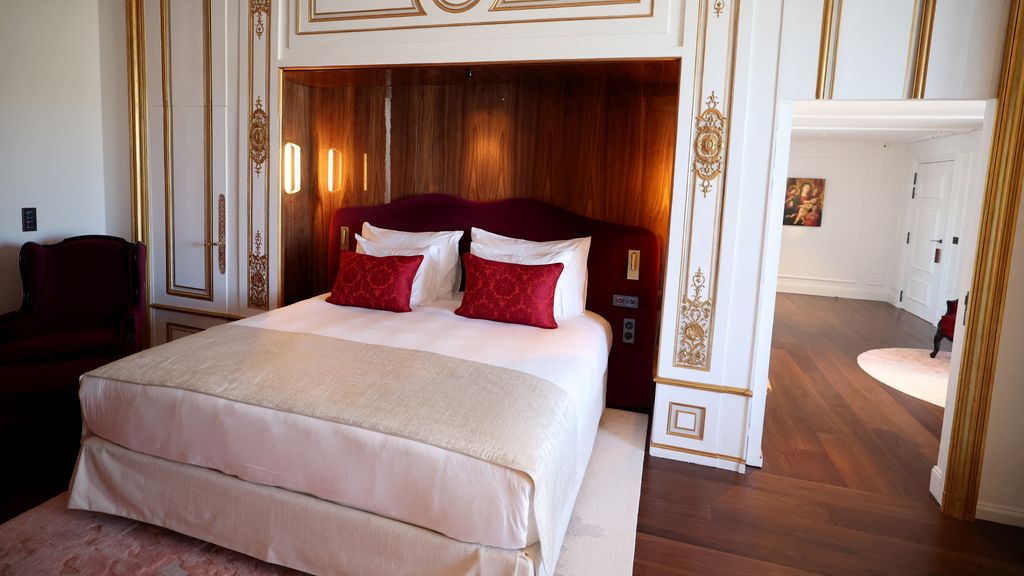 Foto: Spaanse politie arresteert man (20) die luxe hotels boekte voor één cent