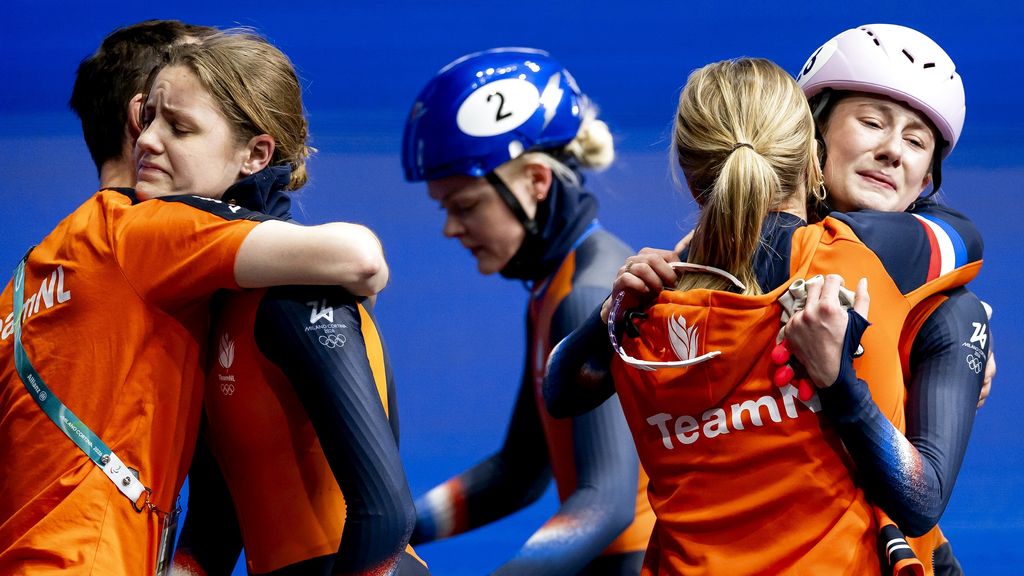Shorttracksters door val naast podium olympische aflossing: 'Heel pijnlijk'