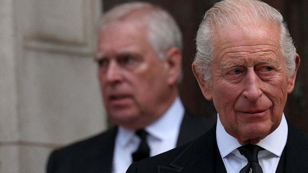 Foto: Koning Charles over arrestatie broer Andrew: 'Het recht moet zijn loop hebben'