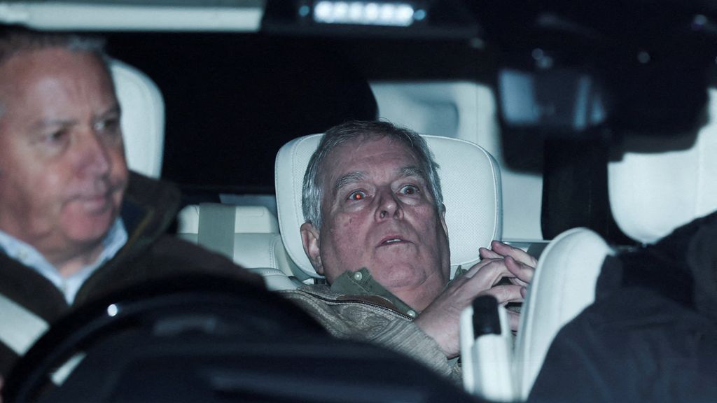 Foto: Vanochtend gearresteerde ex-prins Andrew heeft politiebureau verlaten, onderzoek gaat door