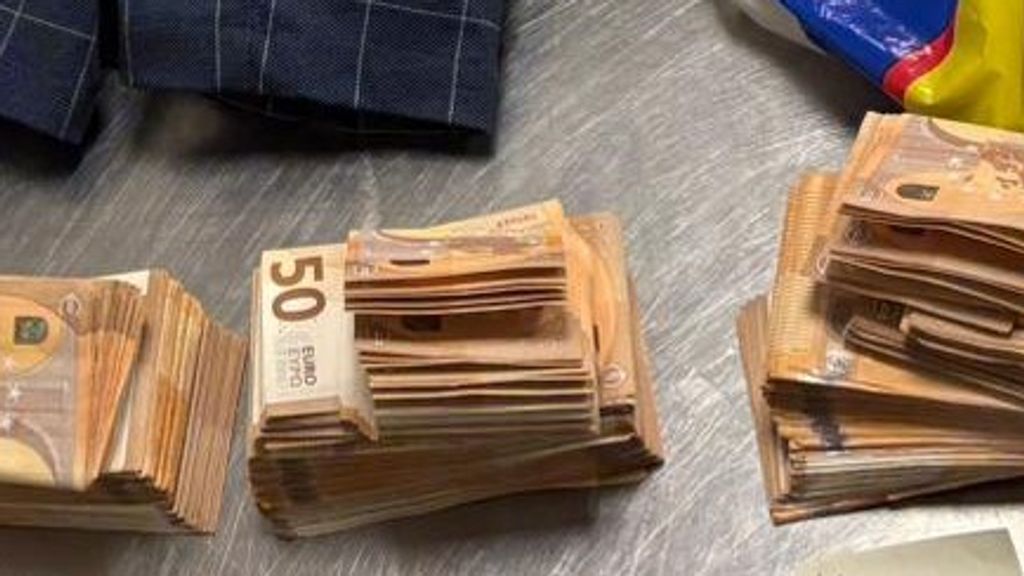 Foto: Man op Eindhoven Airport gepakt met kwart miljoen euro in bagage
