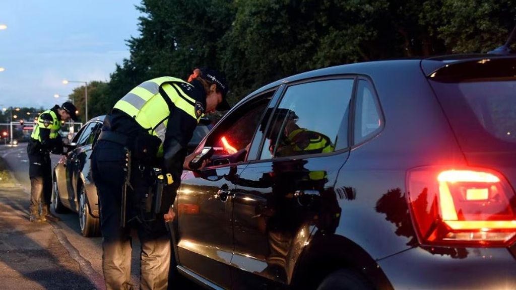 Foto: Rijinstructeurs en leerlingen onder invloed bij rijles in Zuid-Holland