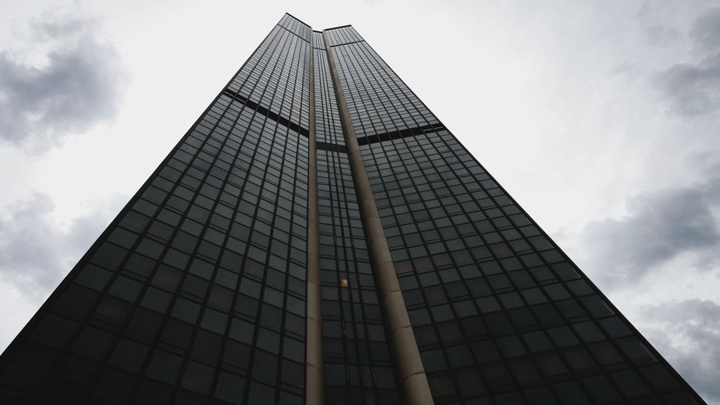 Foto: Wolkenkrabber en universiteit in Parijs ontruimd na bommeldingen