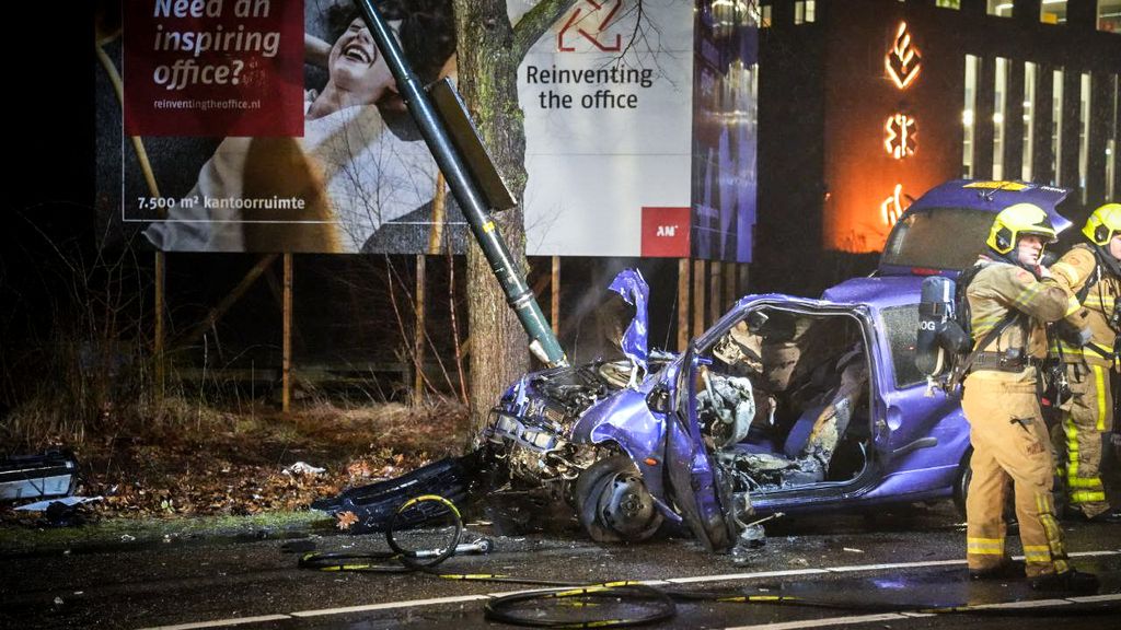 Dode bij verkeersongeval tussen twee auto's in Apeldoorn