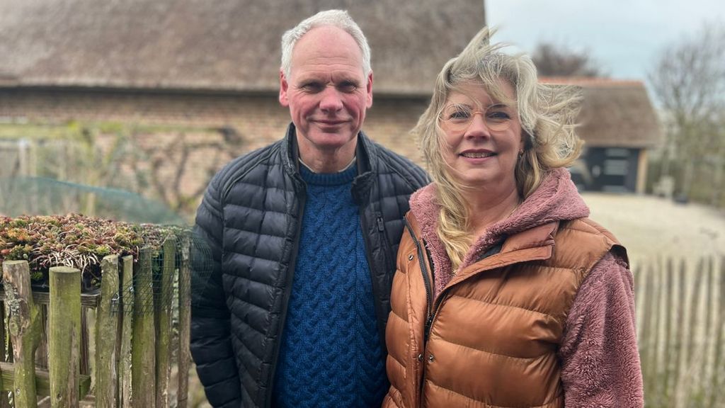 Foto: Zeeuws koppel gaat viraal met drukbezocht vogelhuisje