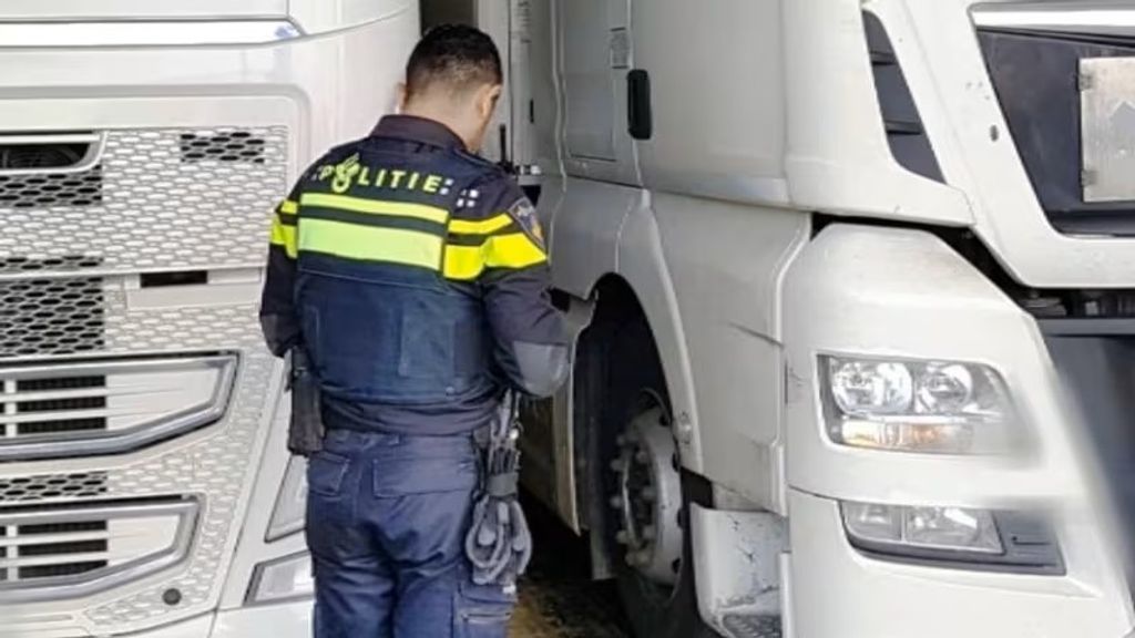 Foto: Politie vindt zes verstekelingen in vrachtwagen bij veerboot
